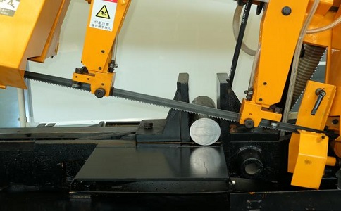 封开数控带锯床自动送料精度会出现偏差吗？